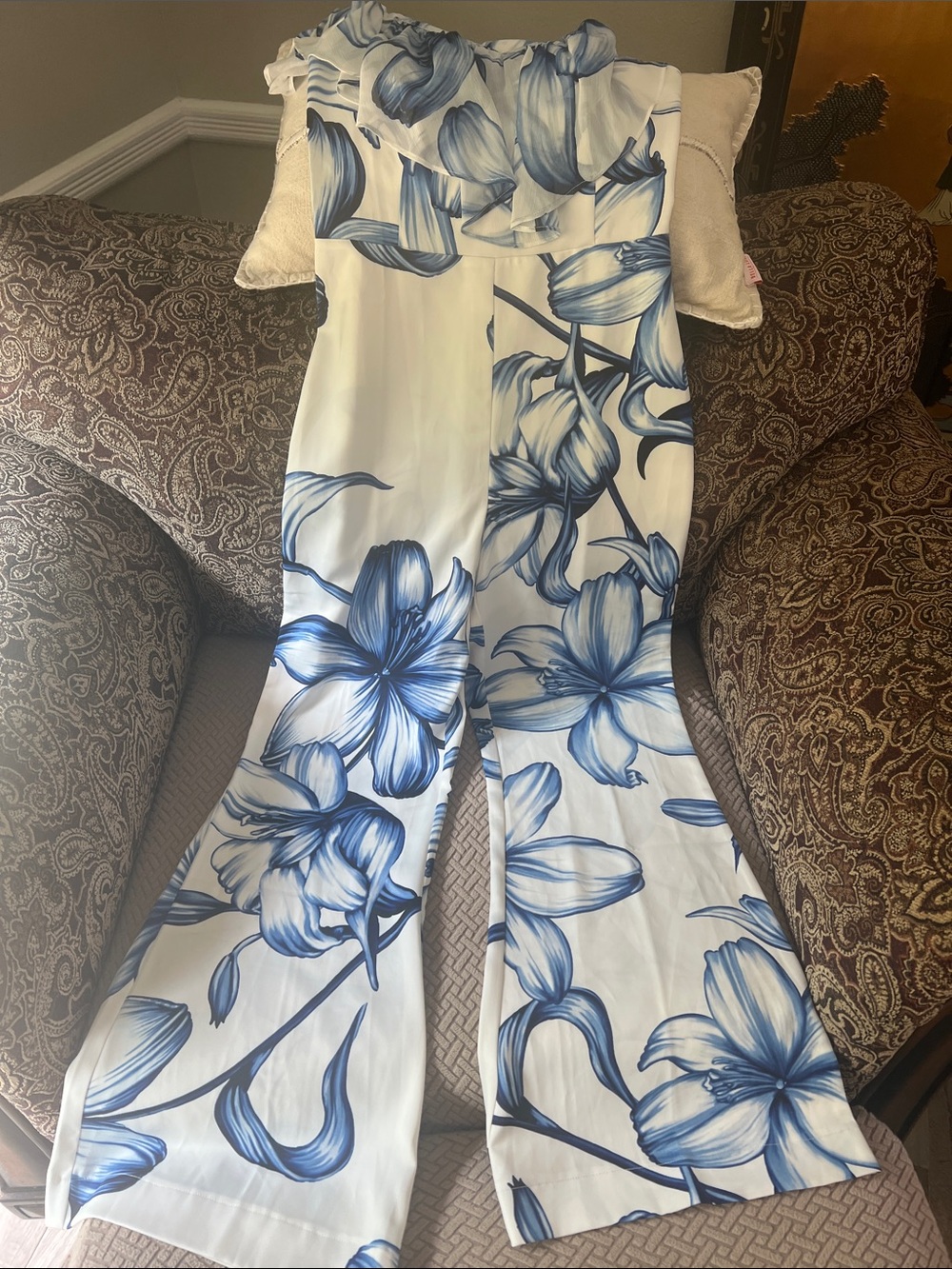 NWOT VENUS  size 6 Jumpsuit with Blue Floral Print and Ruffle Bodice. Zipper